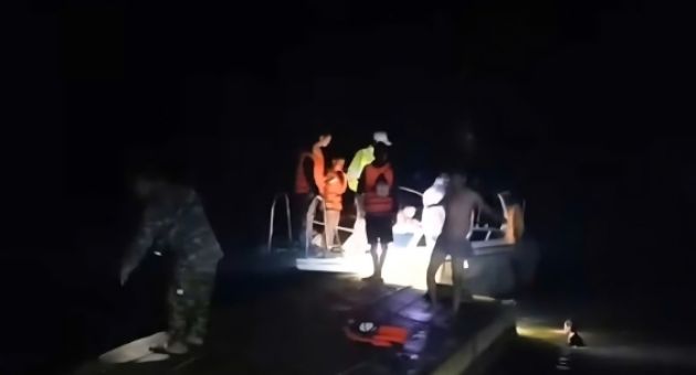 Lật bè chở 17 người trên biển Quảng Ninh, hai người thiệt mạng