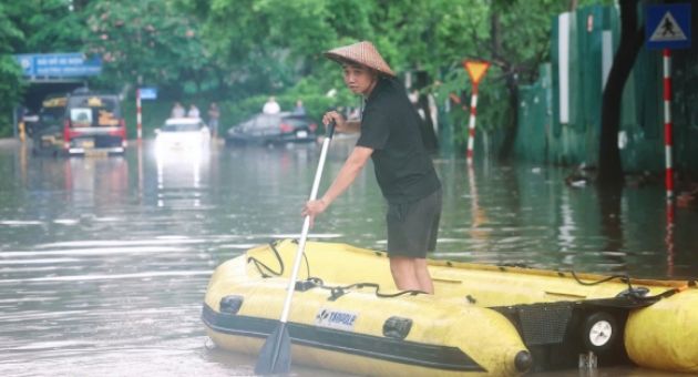 Người ngã, cây đổ, thuyền phao xuất hiện giữa phố ngập Hà Nội