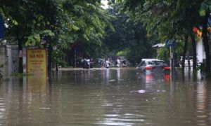 Hà Nội: 'Khu nhà giàu' ngập 'không lối thoát', dân thức xuyên đêm đắp đập ngăn...