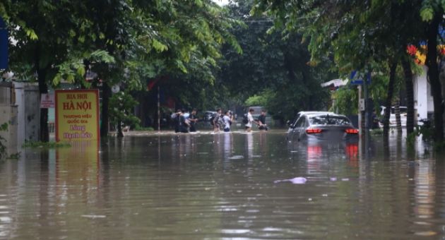 Hà Nội: 'Khu nhà giàu' ngập 'không lối thoát', dân thức xuyên đêm đắp đập ngăn...