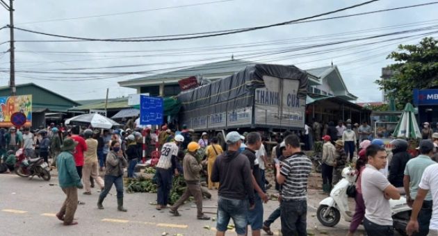 Kinh hoàng vụ xe tải lao vào chợ chuối Tân Long, Quảng Trị làm 3 người tử...