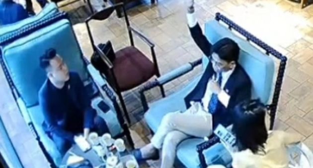 Khách hút thuốc tại quán cà phê và hành động côn đồ: Công an vào cuộc làm rõ...