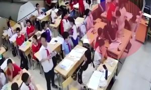 Hà Nội: Học sinh quật ngã cô giáo trong lớp, những học sinh khác không ai can...