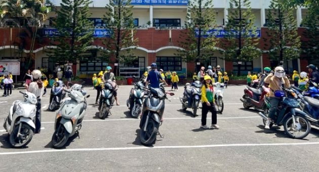 Sau vụ tố thực phẩm kém chất lượng, Trường tiểu học bất ngờ tạm dừng bữa ăn...