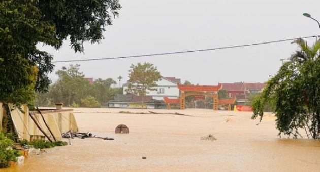 Hoàn lưu bão Bualoi gây mưa lớn, lũ trên sông Thanh Hóa đến Quảng Trị đang lên