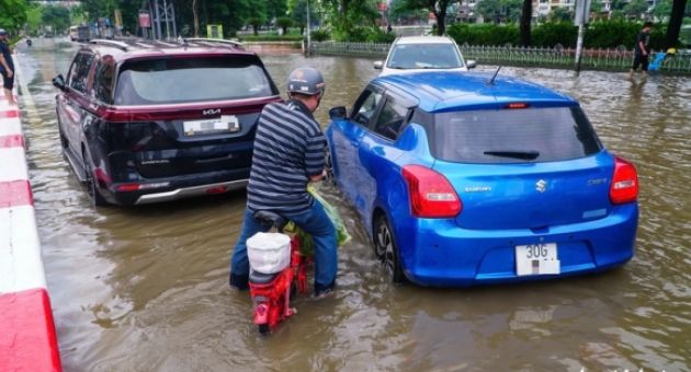 Hà Nội hỗn loạn trong ngập úng nặng: Chính quyền đã ở đâu?