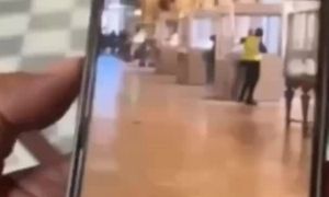 Khoảnh khắc nhóm cướp trộm trang sức ở bảo tàng Louvre