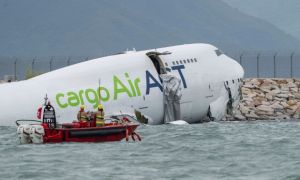 Máy bay chở hàng rơi xuống biển ở Hong Kong, hai người thiệt mạng