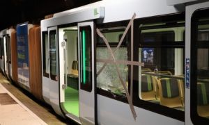Tàu điện treo nổi tiếng ở Wuppertal bị tấn công bằng đá, nhiều toa bị hư hại