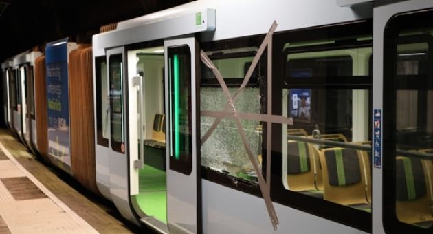 Tàu điện treo nổi tiếng ở Wuppertal bị tấn công bằng đá, nhiều toa bị hư hại