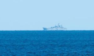 Chiến hạm Nga Aleksandr Shabalin chở 10 xe tăng, 340 binh sĩ hiện diện gần bờ...