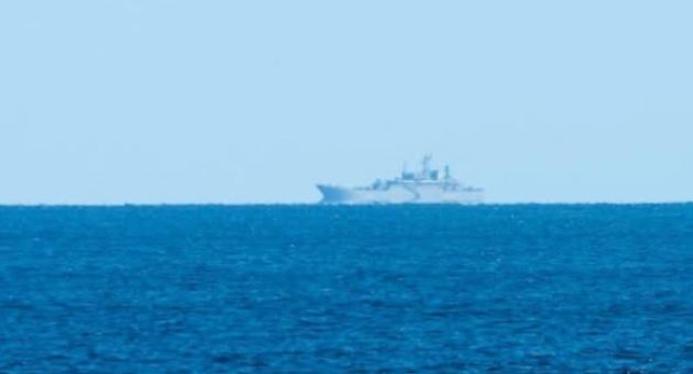 Chiến hạm Nga Aleksandr Shabalin chở 10 xe tăng, 340 binh sĩ hiện diện gần bờ...